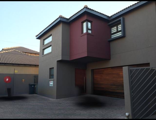 4 BEDROOM TOWNHOUSE FOR SALE IN VANDERBIJLPARK SE 3